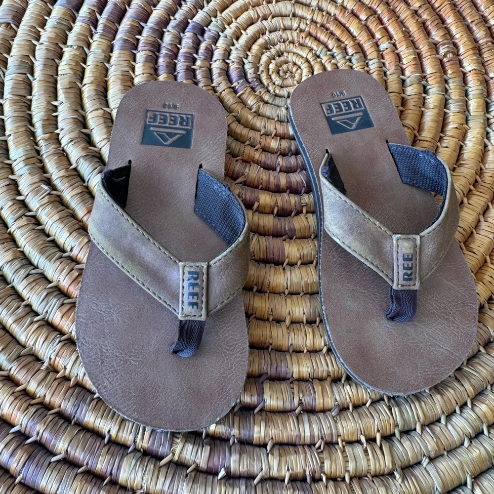 Reef boys size 9 slippers